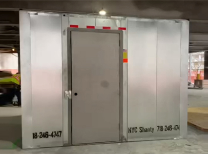 Metal construction-site shanty